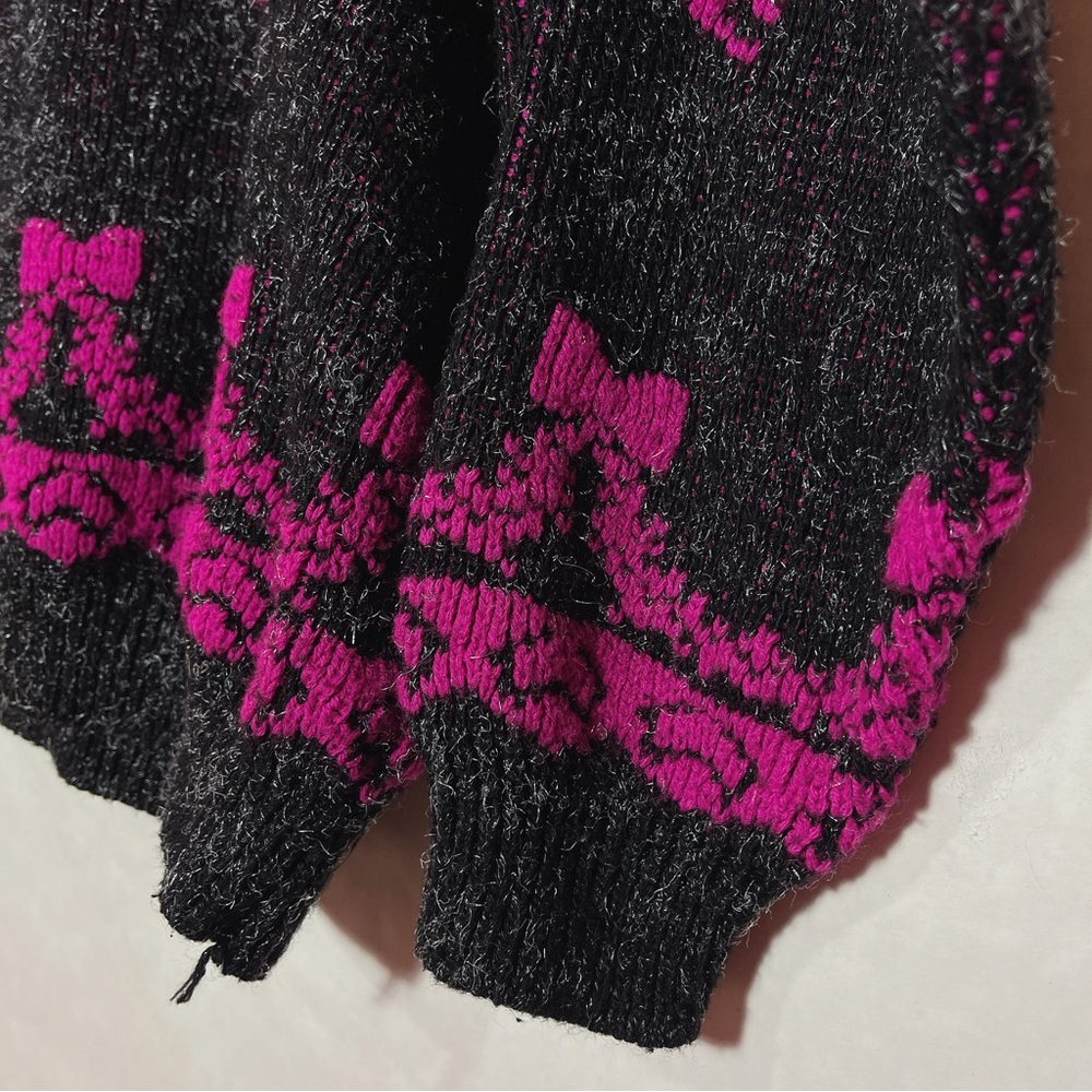 Vintage Black & Pink Knit Sweater 🔲🎀🖤 - Picture 8 of 8